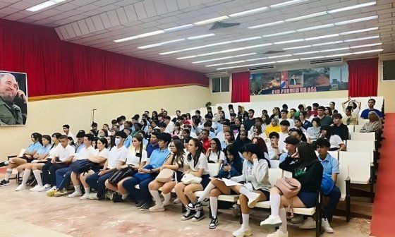 Estudiantes de las brigadas del régimen.