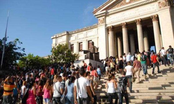 Estudiantes universitarios cubanos