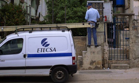 Camioneta de ETECSA.