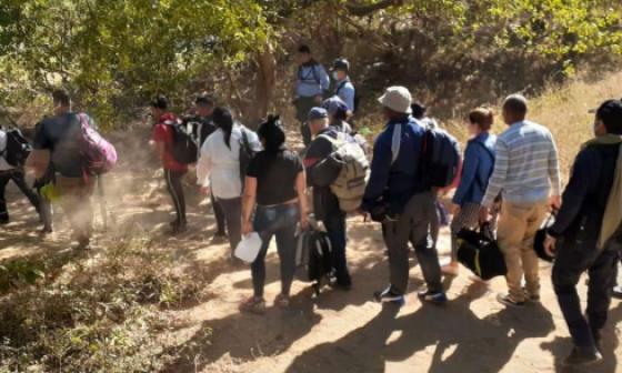 Cubanos cruzando de Nicaragua a Honduras por la zona de El Guasaule, a comienzos de este año.