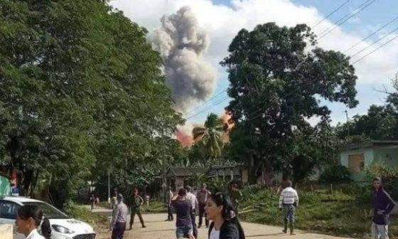 Humo de las explosiones en base militar de Holguín.