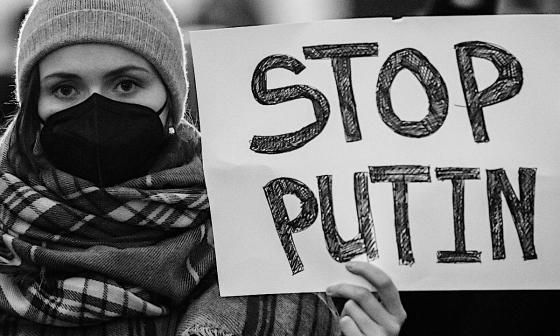 Mujer sosteniendo un cartel. 