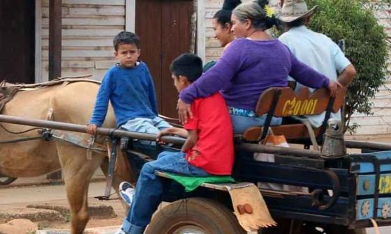 Familia en coche tirado por caballo. Foto: Francis Sánchez