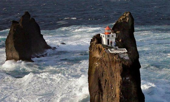 El faro de Thridrangar, Islandia.