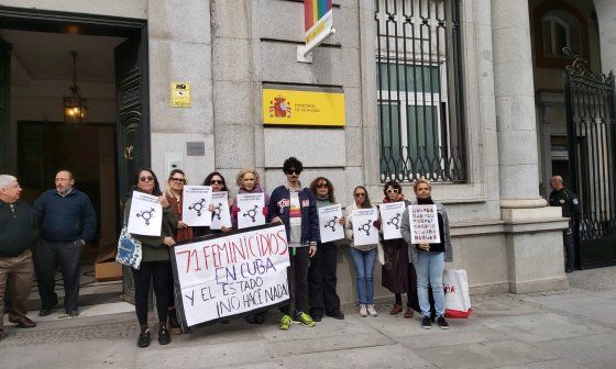 Feministas cubanas ante la sede del Ministerio de Igualdad.