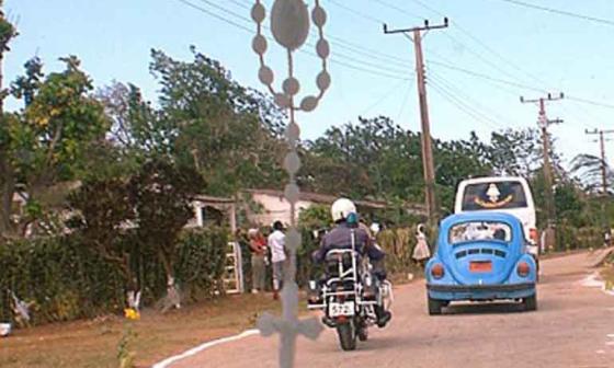 Policía y rosario religioso. Foto: ferriol Grasso