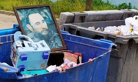 Cuadro de Fidel Castro en la basura en Cuba. Foto tomada del perfil de X de @LanzadeCuba.