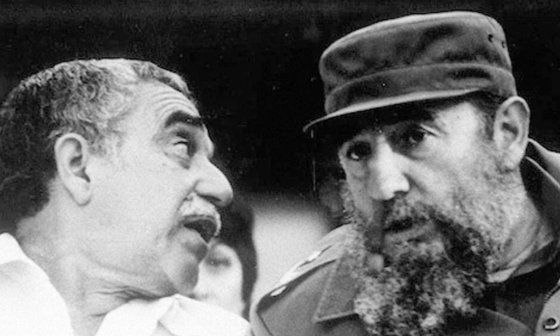 El escritor colombiano Gabriel García Márquez y Fidel Castro (ca. 1984).
