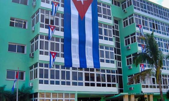 Edificio y bandera cubana. 