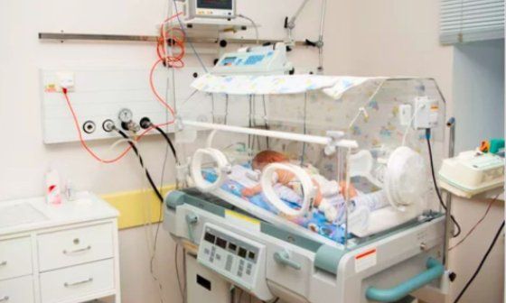 Foto de stock de bebé en una incubadora (2009). 