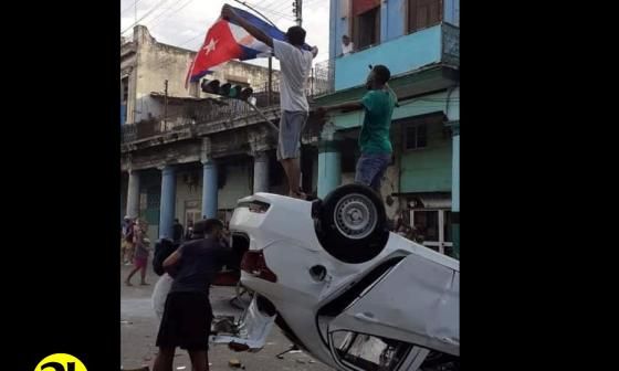 Foto símbolo de las protestas en Cuba. Patrulla volcada