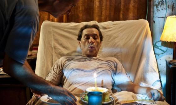 Enfermo de Sida recibe alimento. Fotograma del filme Últimos días en La Habana