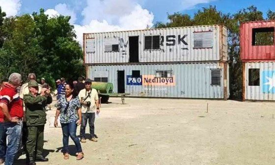 Funcionarios inauguran viviendas-contenedores en Guantánamo, Cuba (2025).