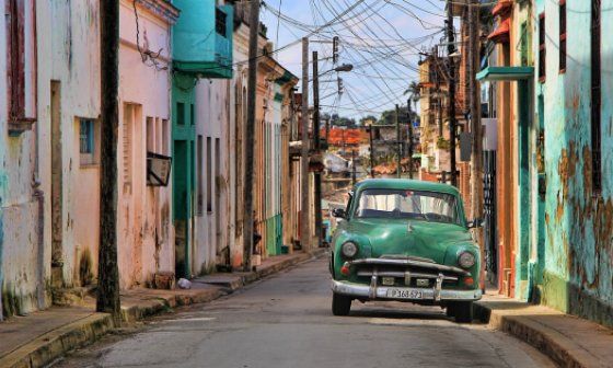 Auto clásico en una calle cubana