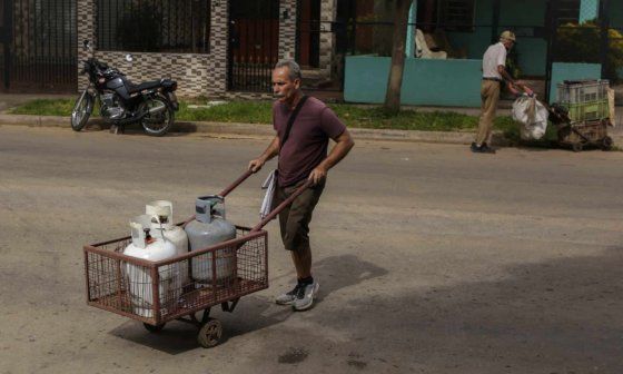Cubano transportando una "balita" de gas licuado.