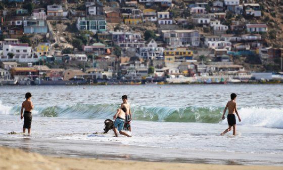 Personas se bañan en una playa de Chile.