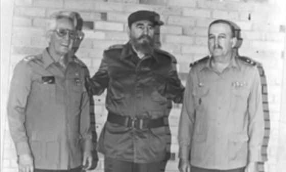 General Juan Antonio Hernández (izquierda), junto a Fidel Castro.