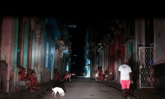 Personas en las calles durante el apagón en Cuba.