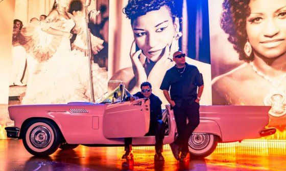 Alexander y Randy Malcolm, integrantes de Gente de Zona, frente a fotos de Celia Cruz,