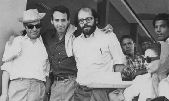 De izquierda a derecha: el poeta chileno Nicanor Parra, el poeta argentino Miguel Grinberg y el poeta estadounidense Allen Ginsberg en La Habana (1965).