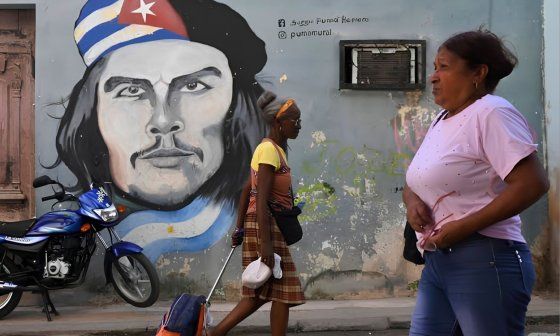 Calle cubana con cartel de Ernesto Che Guevara. Foto: IPS Cuba.