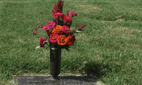 Flores sobre una tumba.