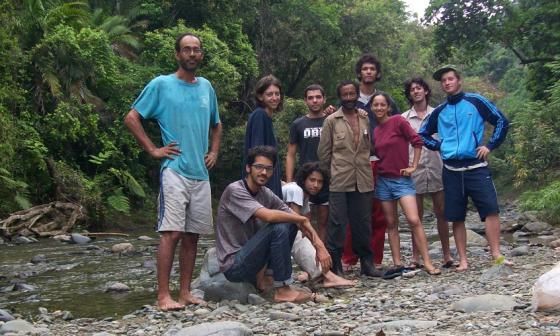 Grupo de jóvenes cubanos excursionistas por el río Toa.