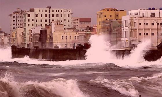 Olas en el Malecón, Cuba