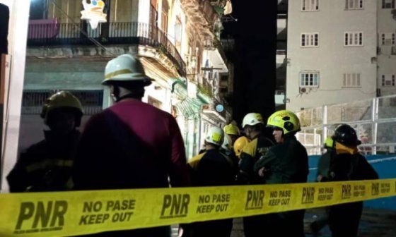 Bomberos frente al edificio que se derrumbó en La Habana Vieja.