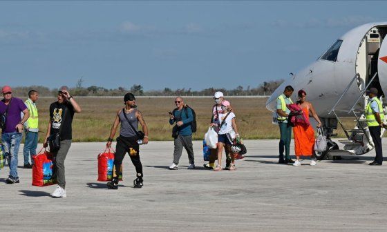 Cubanos regresan de Haití.