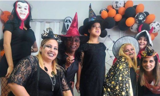 Cubanos disfrazados celebrando Halloween en la isla.