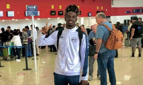 El futbolista cubano Leonardo Hierrezuelo en el Aeropuerto de La Habana.