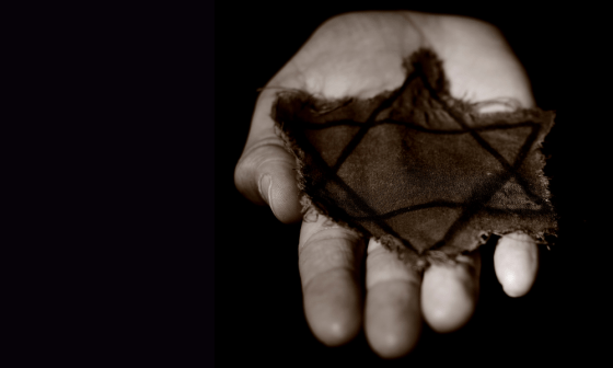 Mano muestra un pedazo de tela quemado con la Estrella de David, símbolo judío.