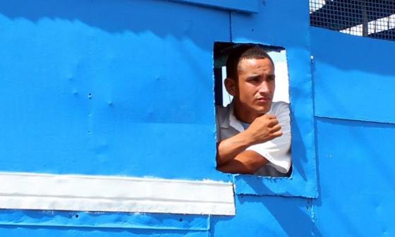 Hombre en una extraña ventana. Foto: Francis Sánchez