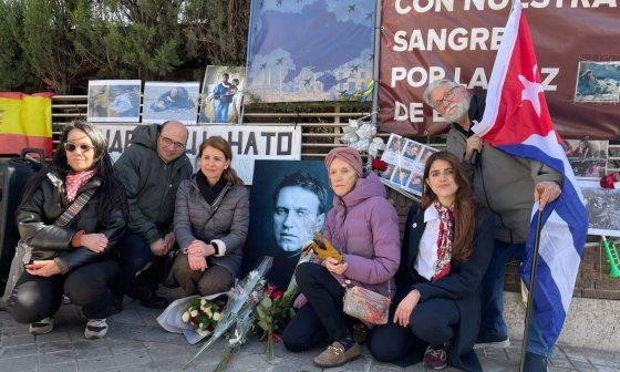 Activistas cubanos durante el homenaje a Alekséi Navalni.