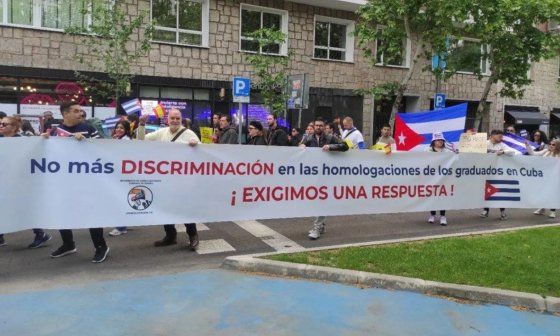Médicos cubanos manifestándose en Madrid.