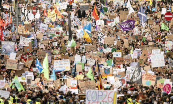 Personas manifestándose en favor del medioambiente