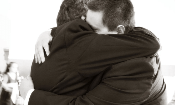 Dos personas abrazándose.