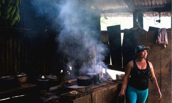 Cubana cocinando con carbón. Foto: Naturaleza Secreta (Facebook).
