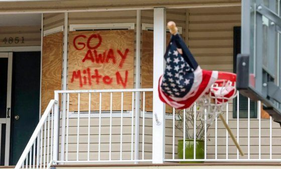 Un casa tapiada ante la llegada del huracán Milton.