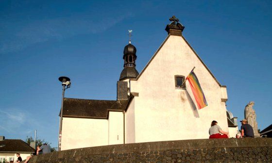 Bandera LGTB en iglesia en Alemania