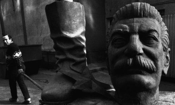 Restos de una estatua de Stalin trasladados a un almacén en Budapest, Hungría (1990).