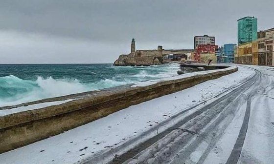 Imagen FALSA sibre una nevada en el Malecón habanero.