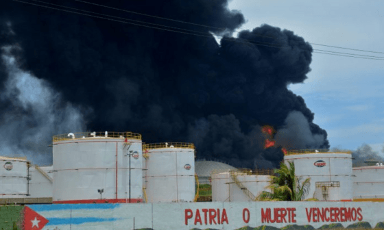 Humo negro sobre el incendio.