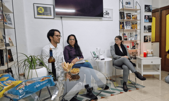 Lester Álvarez, Luz Escobar y Micaela Hierro durante la Tertulia Deslinde.