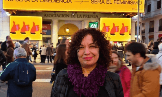 Retrato de Ileana Álvarez. Detrás se lee el cartel: "no será la obediencia...será el feminismo".