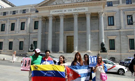 Activistas cubanos frente al Congreso de los Diputados