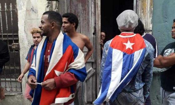 Movimiento San Isidro con banderas cubanas
