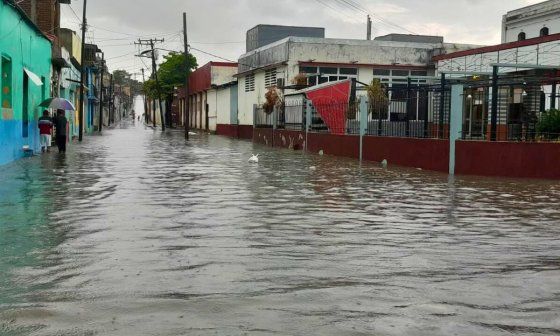 Calle de Santiago de Cuba inundada tras el paso de la DEpresión tropical nro. 9.