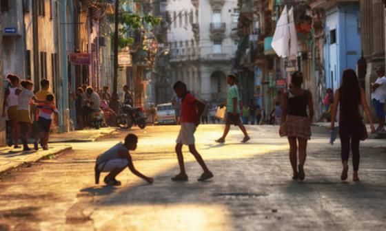 Niños jugando en la calle en Cuba.